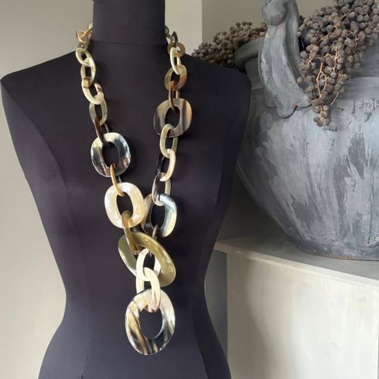 Stoer, handgemaakt collier buffelhoorn collier. Lichte tintjes. Glanzend, lichtgewicht. Lengte 100 cm.