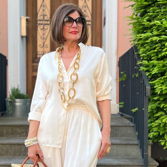 Sierlijk handgemaakte ketting buffelhoorn. Licht naturel shiny finish, lichtgewicht. Lengte 116cm