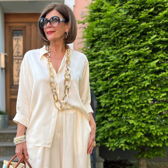 Sierlijk handgemaakte ketting buffelhoorn. Licht naturel shiny finish, lichtgewicht. Lengte 116cm