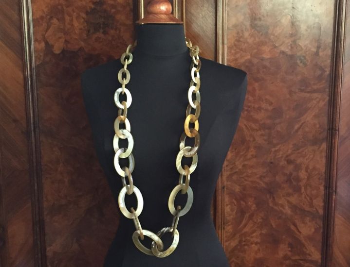 Sierlijk handgemaakte ketting buffelhoorn. Licht naturel shiny finish, lichtgewicht. Lengte 116cm