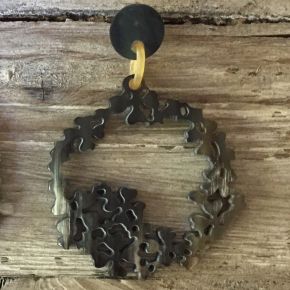 Buffelhoorn bloemen oorbellen 7.5 x 5.2 cm. Donkere kleuren, matte finish. Lichtgewicht.