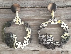 Buffelhoorn bloemen oorbellen 7.5 x 5.2 cm. Donkere kleuren, matte finish. Lichtgewicht.