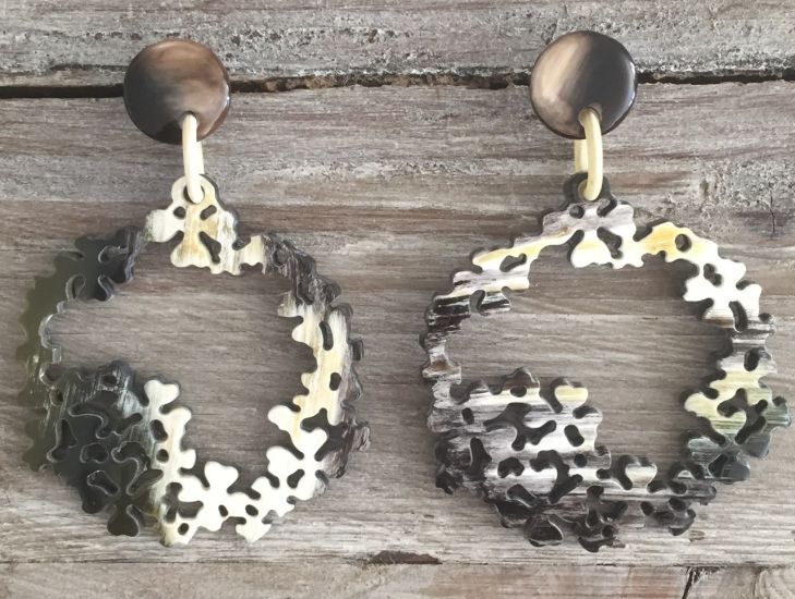 Buffelhoorn bloemen oorbellen 7.5 x 5.2 cm. Donkere kleuren, matte finish. Lichtgewicht.