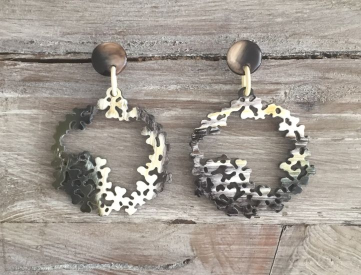 Buffelhoorn bloemen oorbellen 7.5 x 5.2 cm. Donkere kleuren, matte finish. Lichtgewicht.