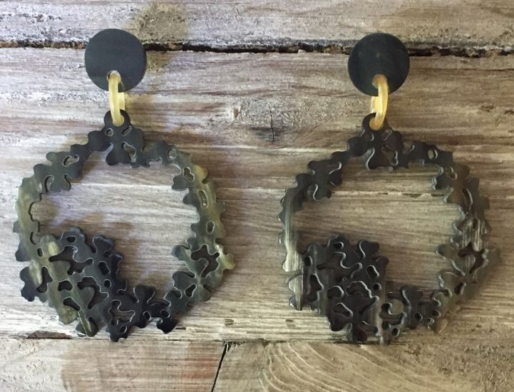 Buffelhoorn bloemen oorbellen 7.5 x 5.2 cm. Donkere kleuren, matte finish. Lichtgewicht.