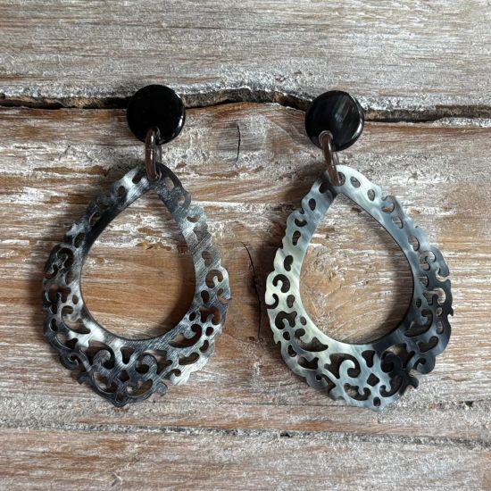 Sierlijk bewerkte buffelhoorn oorbellen 8 x 4.4 cm. Donkere tintjes, Glans finish. Lichtgewicht.