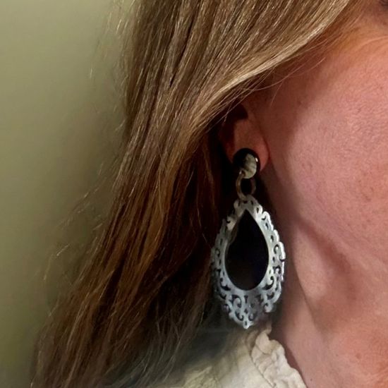 Sierlijk bewerkte buffelhoorn oorbellen 7.5 x 4.4 cm. Donkere tintjes, Glans finish. Lichtgewicht.