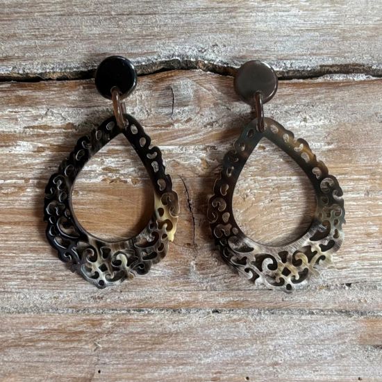 Sierlijk bewerkte buffelhoorn oorbellen 8 x 4.4 cm. Donkere tintjes, Glans finish. Lichtgewicht.