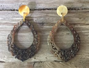 Sierlijk bewerkte buffelhoorn oorbellen 8 x 4.4 cm. Donkere tintjes, Glans finish. Lichtgewicht.