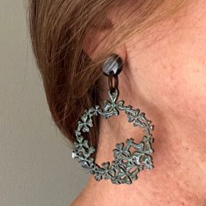 Buffelhoorn bloemen oorbellen 7.5 x 5.2 cm. Gevarieerde donkere kleurtjes. Glans finish. Lichtgewicht.