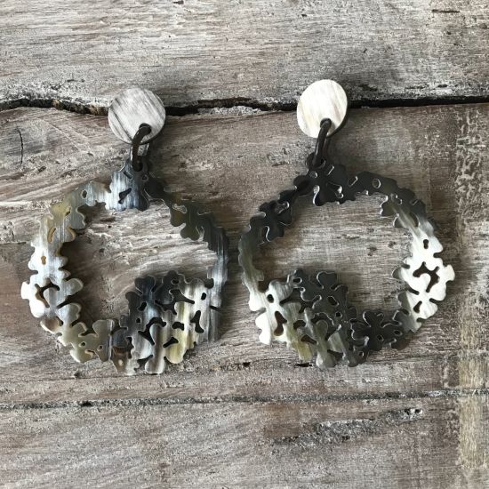 Buffelhoorn bloemen oorbellen 7.5 x 5.2 cm. Gevarieerde donkere kleurtjes. Glans finish. Lichtgewicht.