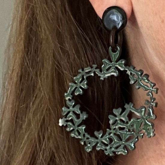 Buffelhoorn bloemen oorbellen 7.5 x 5.2 cm. Gevarieerde donkere kleurtjes. Glans finish. Lichtgewicht.