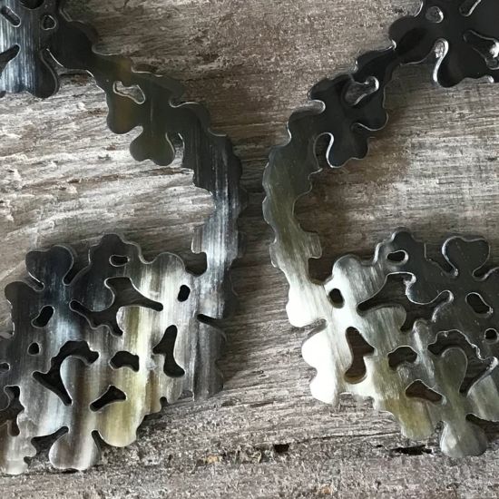 Buffelhoorn bloemen oorbellen 7.5 x 5.2 cm. Gevarieerde donkere kleurtjes. Glans finish. Lichtgewicht.