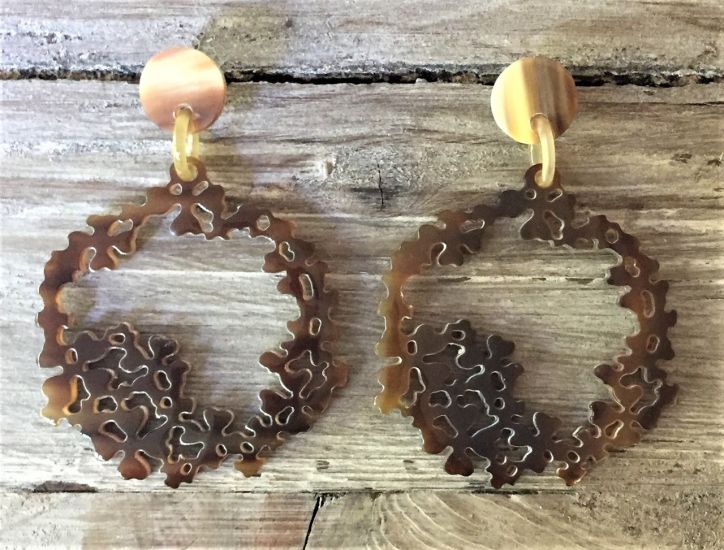 Buffelhoorn bloemen oorbellen 7.5 x 5.2 cm. Gevarieerde donkere kleurtjes. Glans finish. Lichtgewicht.