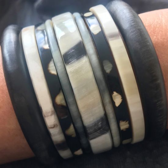 Sierlijke armband buffelhoorn breed 1 cm, hoog glans afwerking. Licht in gewicht.