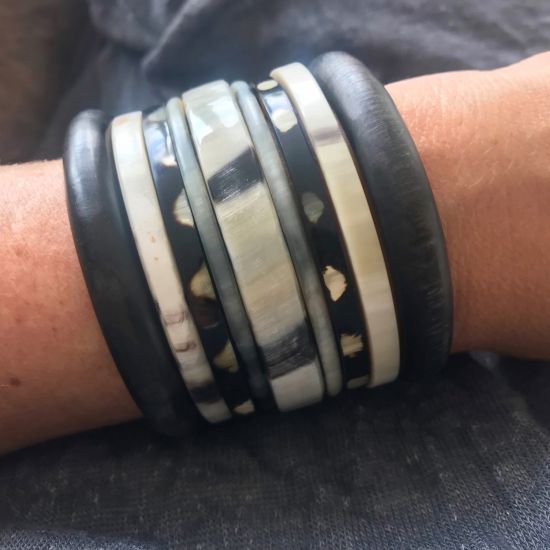 Sierlijke armband buffelhoorn breed 1 cm, hoog glans afwerking. Licht in gewicht.