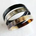 Sierlijke armband buffelhoorn breed 1 cm, hoog glans afwerking. Licht in gewicht.