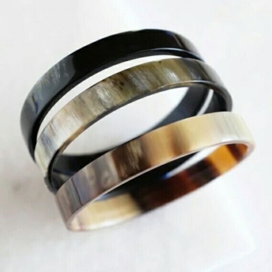 Sierlijke armband buffelhoorn breed 1 cm, hoog glans afwerking. Licht in gewicht.