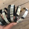 Sierlijke armband buffelhoorn breed 1 cm, hoog glans afwerking. Licht in gewicht.