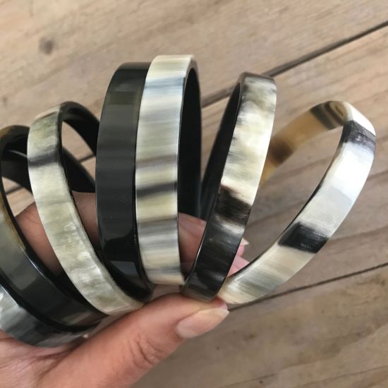 Sierlijke armband buffelhoorn breed 1 cm, hoog glans afwerking. Licht in gewicht.