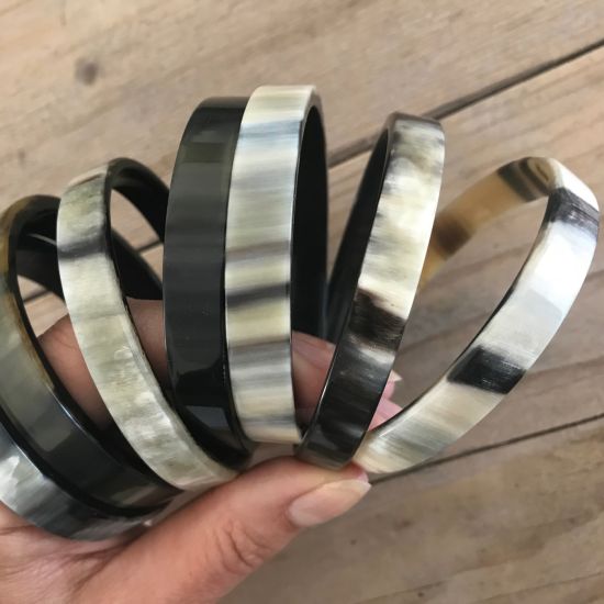 Sierlijke armband buffelhoorn breed 1 cm, hoog glans afwerking. Licht in gewicht.