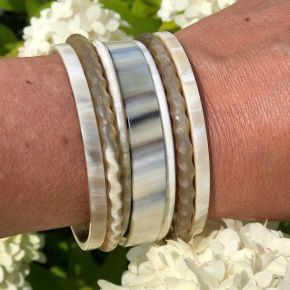 Sierlijke armband buffelhoorn breed 1 cm, hoog glans afwerking. Licht in gewicht.