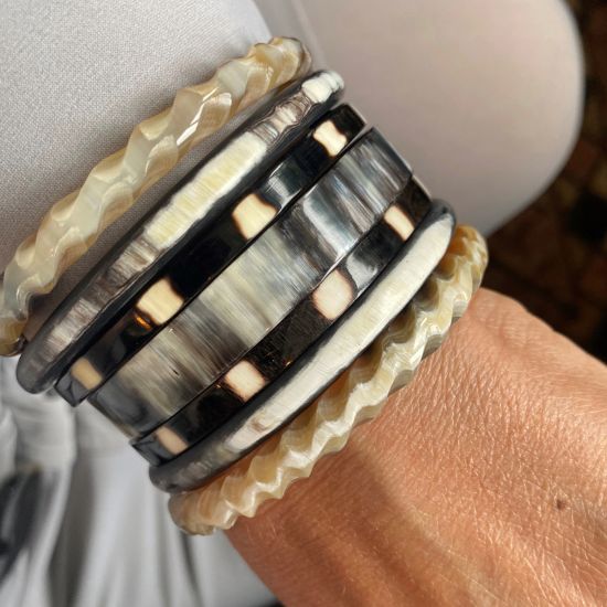 Prachtige facet geslepen armband buffelhoorn. Glans afwerking. Licht in gewicht.