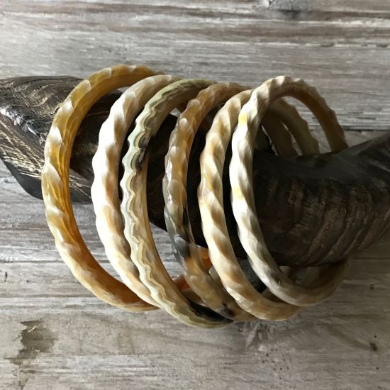 Prachtige facet geslepen armband buffelhoorn. Glans afwerking. Licht in gewicht.
