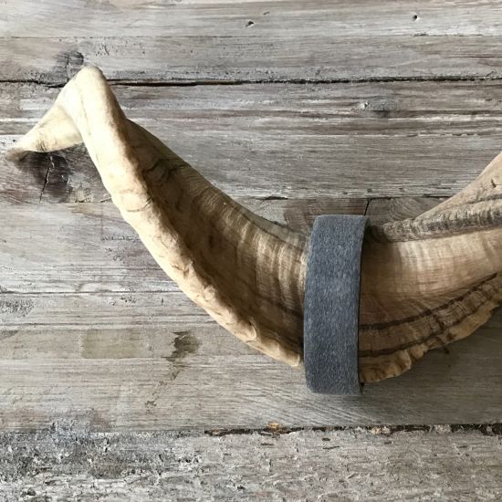 Stoere armband buffelhoorn, breed 2 cm. Mat grijs. Licht in gewicht.