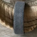 Stoere armband buffelhoorn, breed 2 cm. Mat grijs. Licht in gewicht.