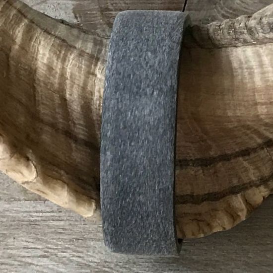 Stoere armband buffelhoorn, breed 2 cm. Mat grijs. Licht in gewicht.