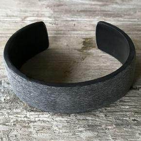 Stoere armband buffelhoorn, breed 2 cm. Mat grijs. Licht in gewicht.