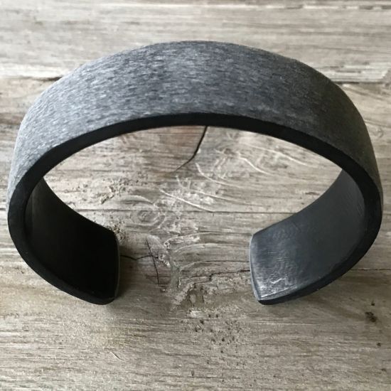 Stoere armband buffelhoorn, breed 2 cm. Mat grijs. Licht in gewicht.