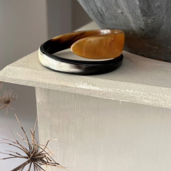 Stoere, sierlijke armband. Breedte 1.5 tot +/- 4cm. Glans finish, superlicht.