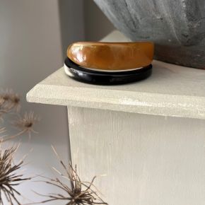 Stoere, sierlijke armband. Breedte 1.5 tot +/- 4cm. Glans finish, superlicht.