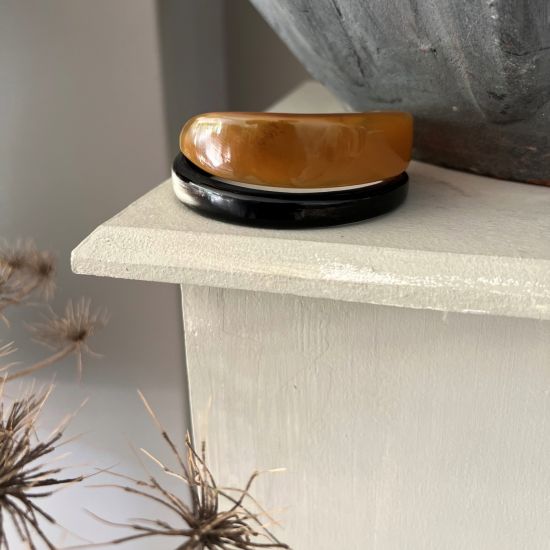 Stoere, sierlijke armband. Breedte 1.5 tot +/- 4cm. Glans finish, superlicht.