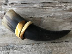 Stoere, sierlijke armband. Breedte 1.5 tot +/- 4cm. Glans finish, superlicht.