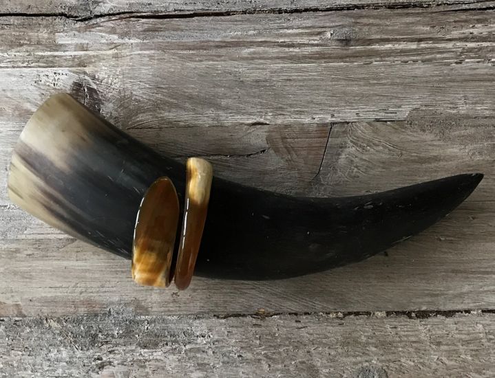 Stoere, sierlijke armband. Breedte 1.5 tot +/- 4cm. Glans finish, superlicht.