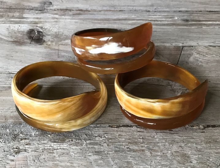 Stoere, sierlijke armband. Breedte 1.5 tot +/- 4cm. Glans finish, superlicht.