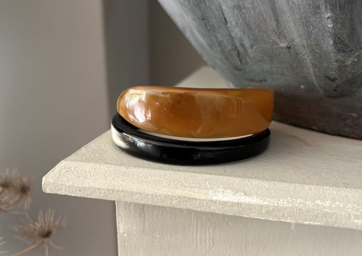 Stoere, sierlijke armband. Breedte 1.5 tot +/- 4cm. Glans finish, superlicht.