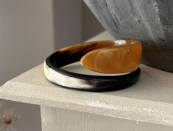 Stoere, sierlijke armband. Breedte 1.5 tot +/- 4cm. Glans finish, superlicht.
