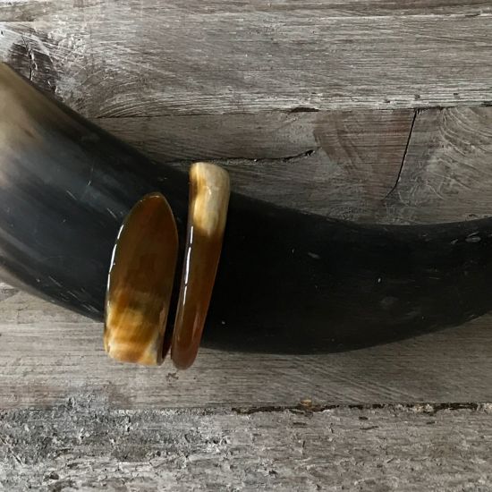 Stoere, sierlijke armband. Breedte 1.5 tot +/- 4cm. Glans finish, superlicht.