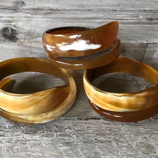 Stoere, sierlijke armband. Breedte 1.5 tot +/- 4cm. Glans finish, superlicht.