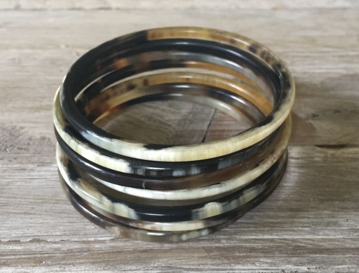 Armbanden buffelhoorn 7 st. Rond, ? 3-4mm, glans finish. Heel licht van gewicht.