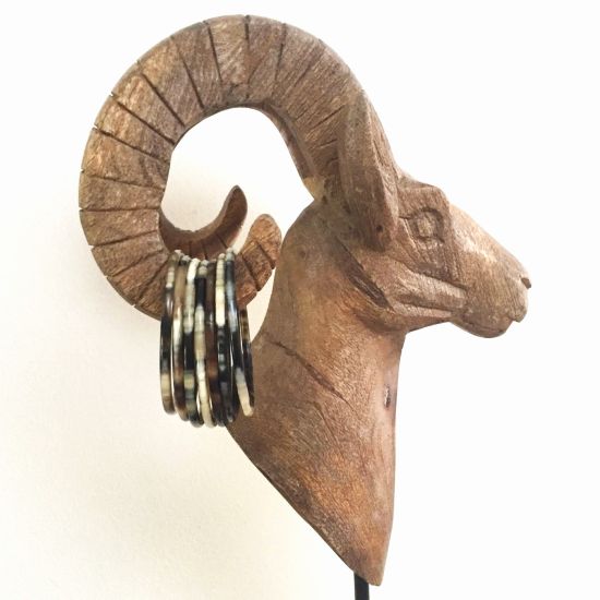 Armbanden buffelhoorn 7 st. Rond, ? 3-4mm, glans finish. Heel licht van gewicht.