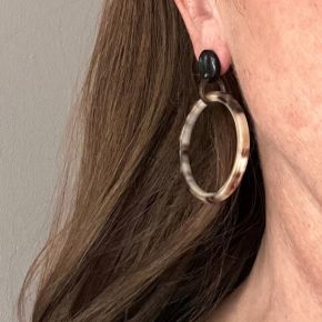 Handgemaakte buffelhoorn creolen, Ø 4.- 4.5cm. Gevarieerde tintjes. Glans. Lichtgewicht