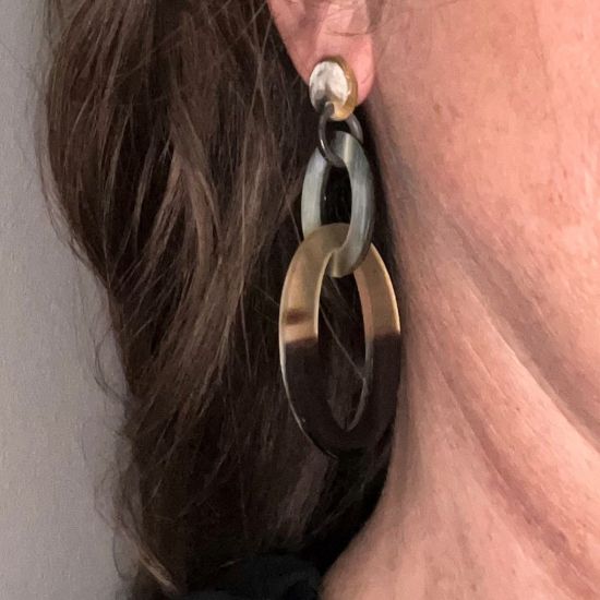 Dubbele schakeloorbellen buffelhoorn 8 x 3 cm, studs, Gevarieerde tintjes. Glans finish. Lichtgewicht.