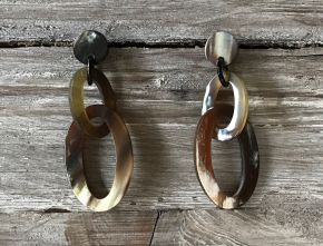 Dubbele schakeloorbellen buffelhoorn 8 x 3 cm, studs, Gevarieerde tintjes. Glans finish. Lichtgewicht.