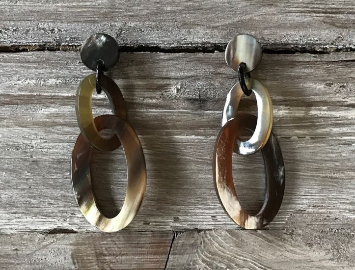 Dubbele schakeloorbellen buffelhoorn 8 x 3 cm, studs, Gevarieerde tintjes. Glans finish. Lichtgewicht.