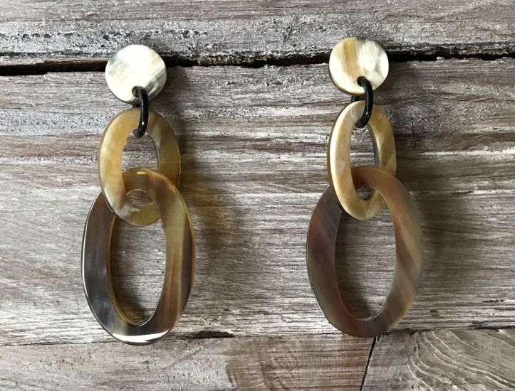 Dubbele schakeloorbellen buffelhoorn 8 x 3 cm, studs, Gevarieerde tintjes. Glans finish. Lichtgewicht.